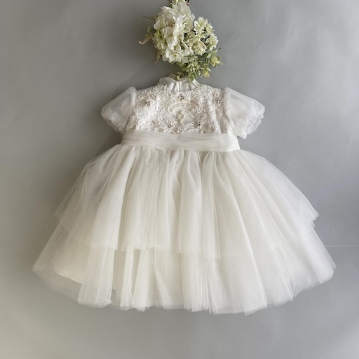 ウェディングドレスを材料として作成した白い子供用ドレス