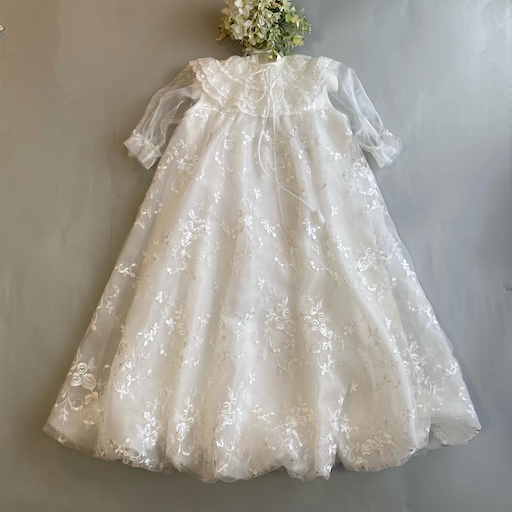 ウェディングドレスを材料として作成した白い子供用ドレス