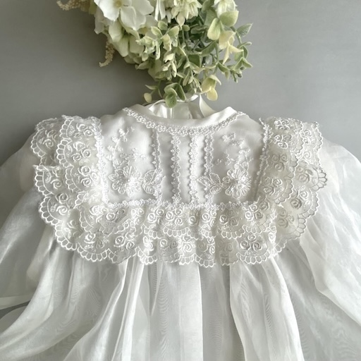 ウェディングドレスを材料として作成した白い子供用ドレス