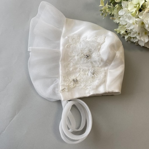 ウェディングドレスを材料として作成した小物