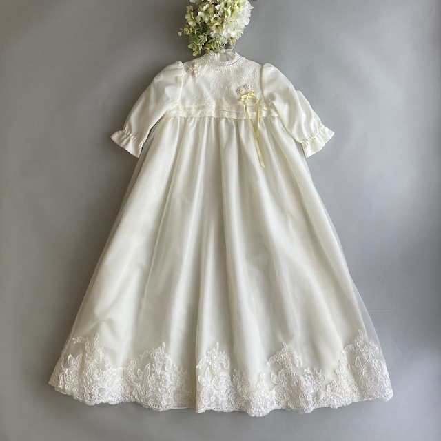 ウェディングドレスを材料として作成した白い子供用ドレス