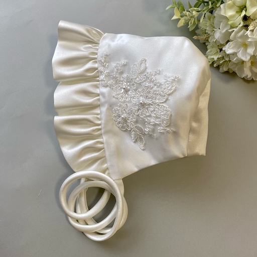 ドレスリメイクで作成した白いボンネット