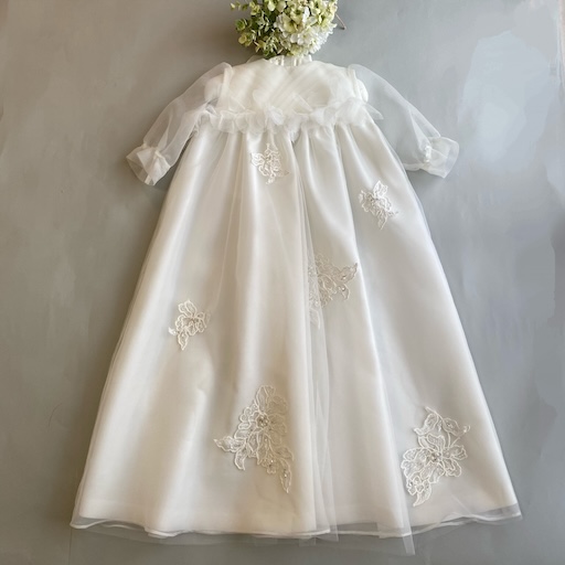 ウェディングドレスを材料として作成した白い子供用ドレス