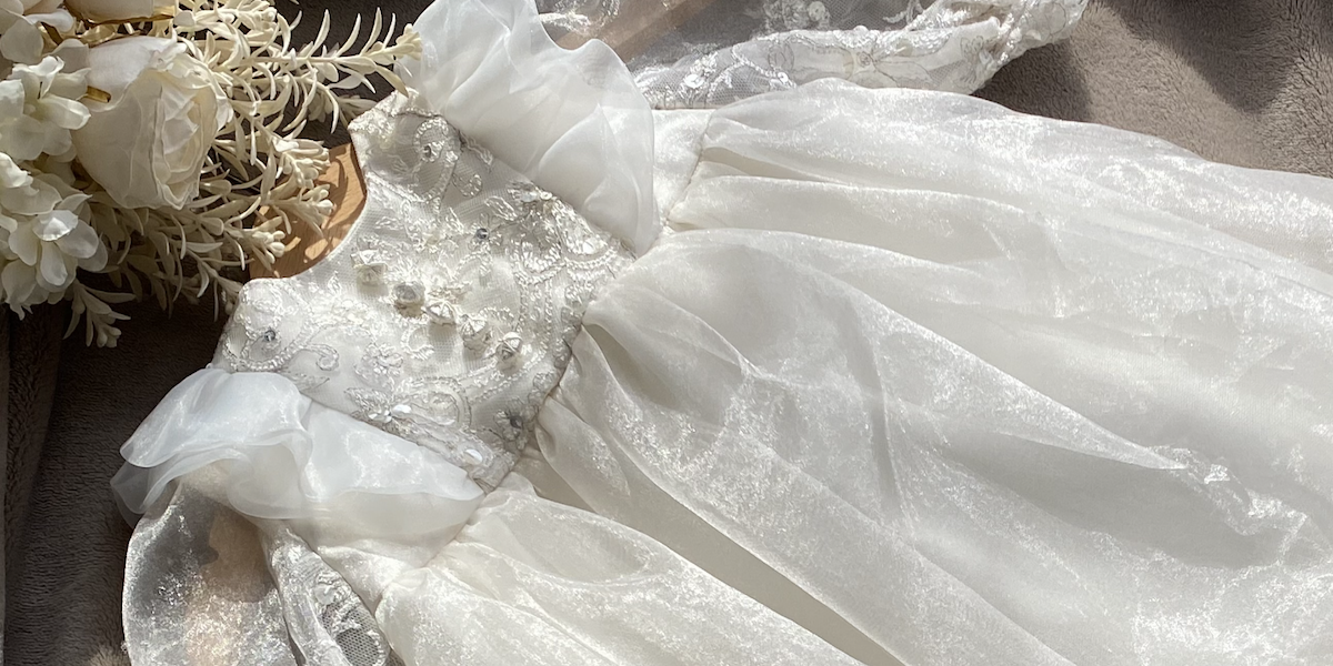 ウェディングドレスを材料として作成した白い子供用ドレス