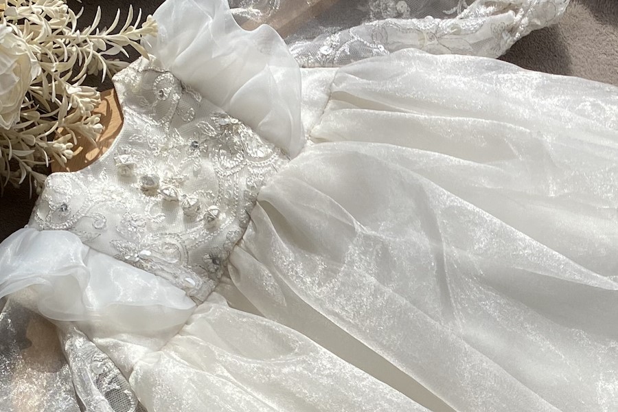 ウェディングドレスを材料として作成した白いベビードレス