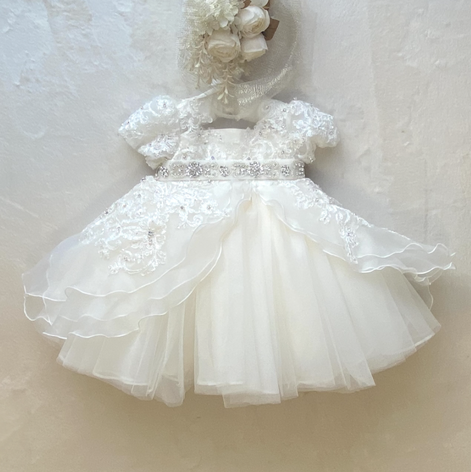 ウェディングドレスを材料として作成した白い子供用ドレス