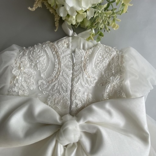 ウェディングドレスを材料として作成した白い子供用ドレス