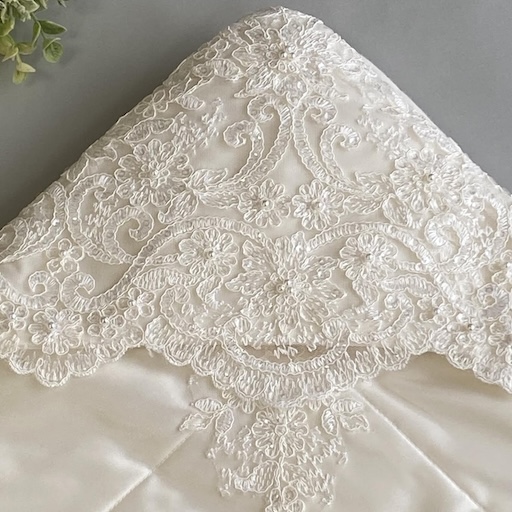 ウェディングドレスを材料として作成した小物