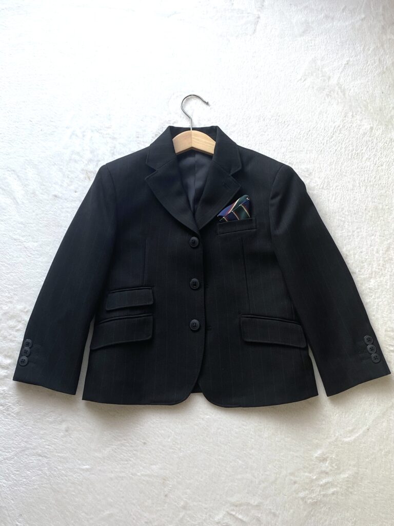 大人用スーツを材料として作成した子供用スーツ