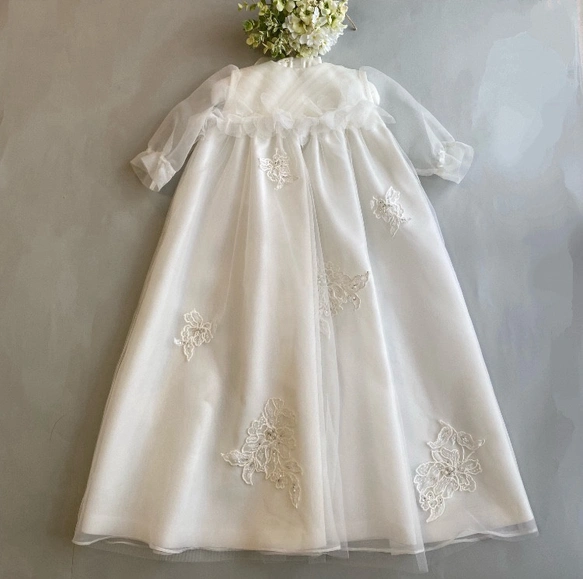 ウェディングドレスを材料として作成したベビードレス