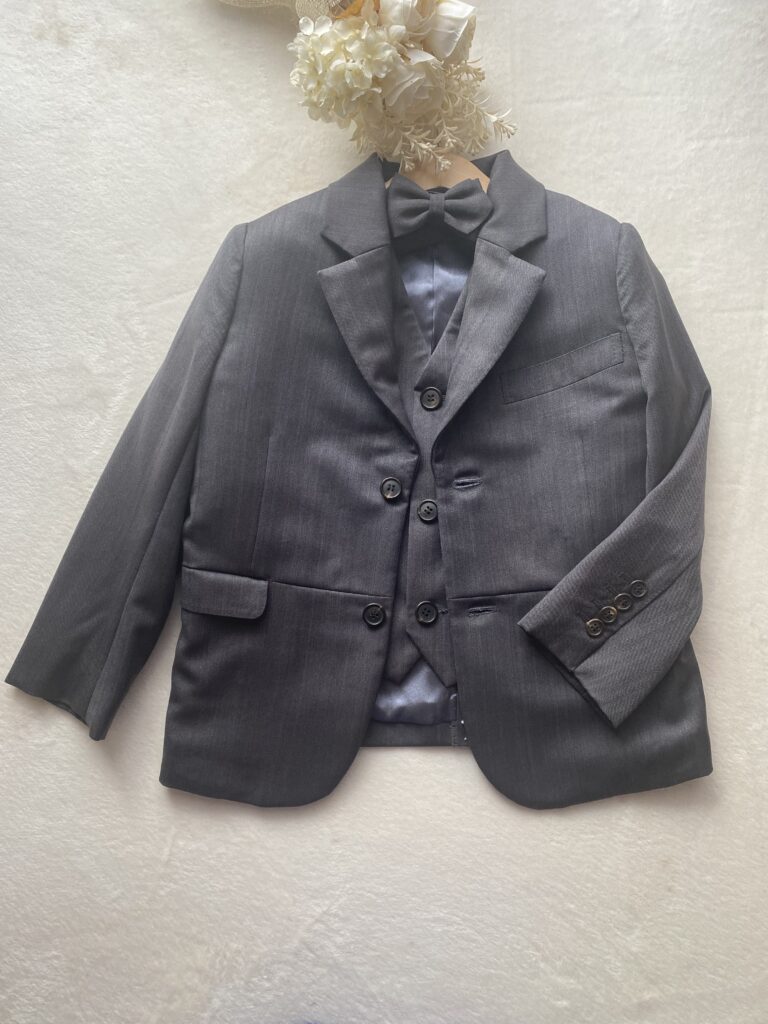 大人用スーツを材料として作成した子供用スーツ
