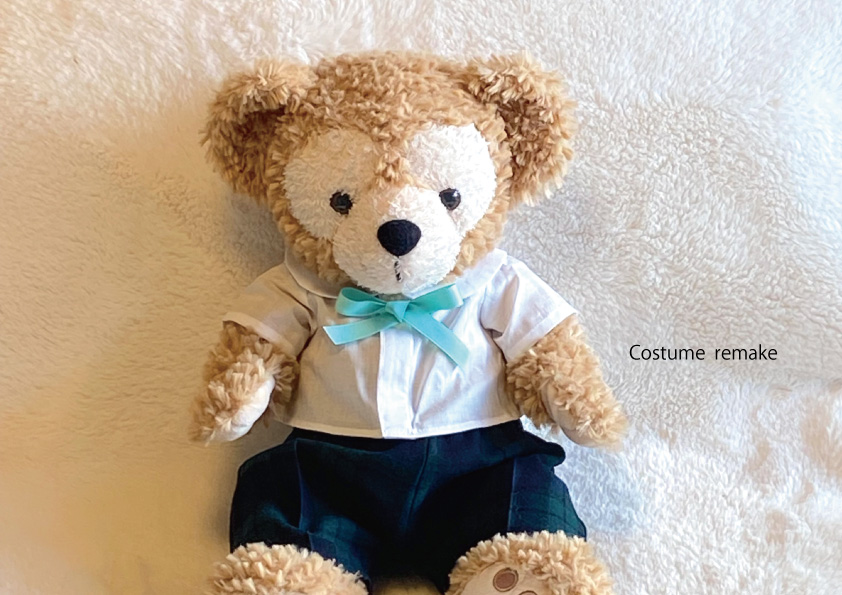 制服を材料として作成したぬいぐるみ用の服を着たぬいぐるみ