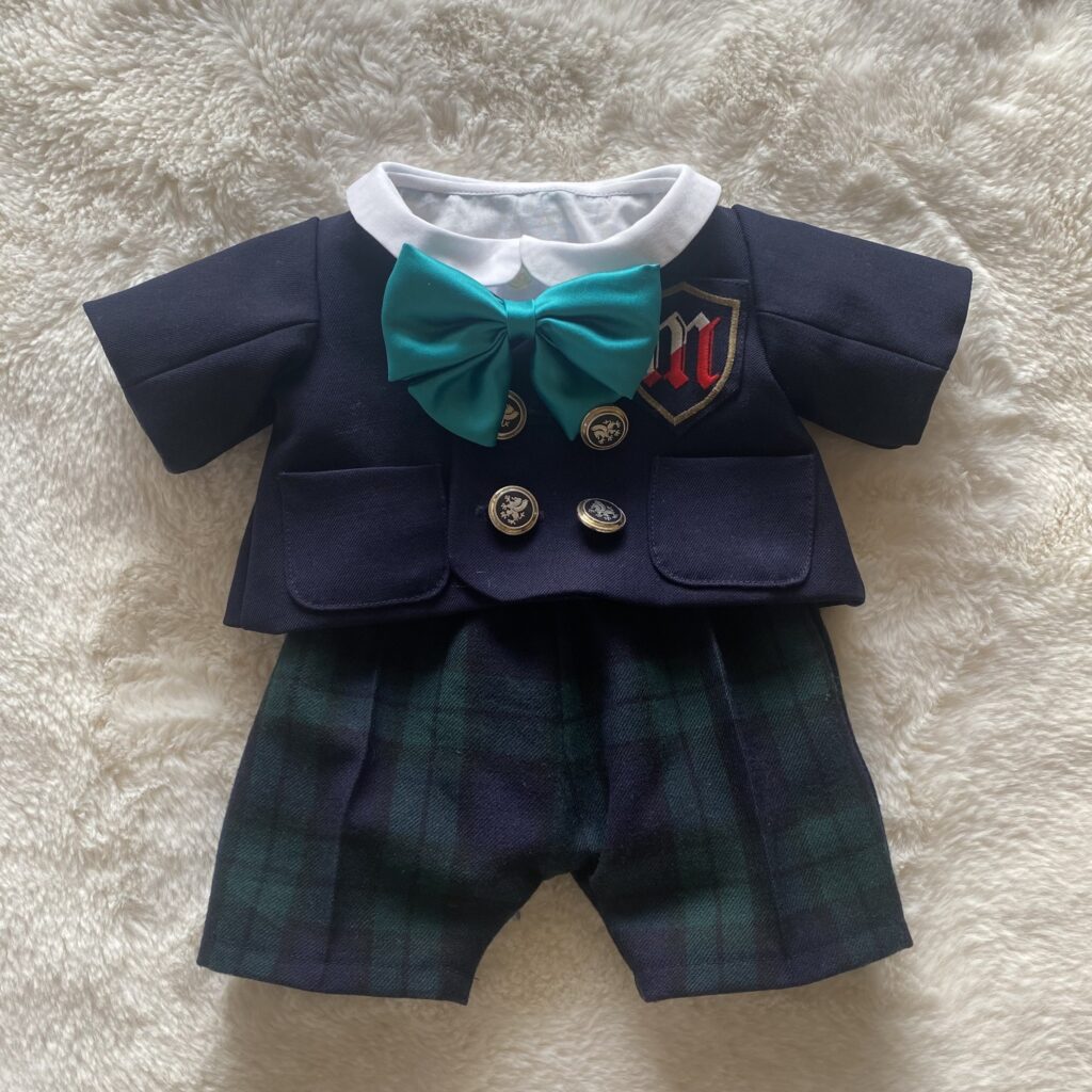制服を材料として作成したぬいぐるみ用の服