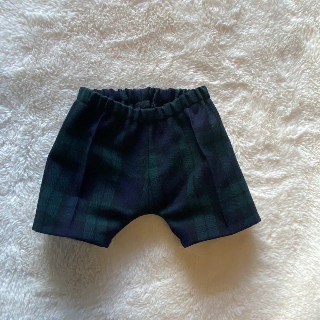 制服を材料として作成したぬいぐるみ用の服