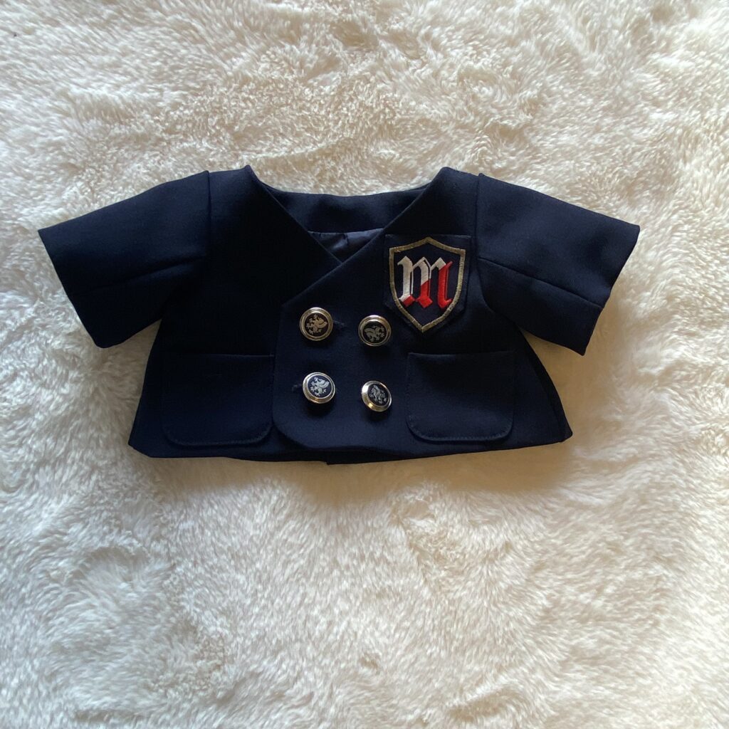 制服を材料として作成したぬいぐるみ用の服